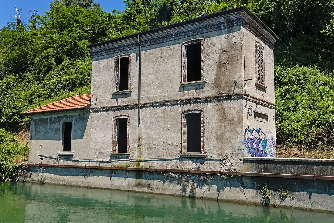 Abandoned building near spillway on east bank of Adda at Crespi