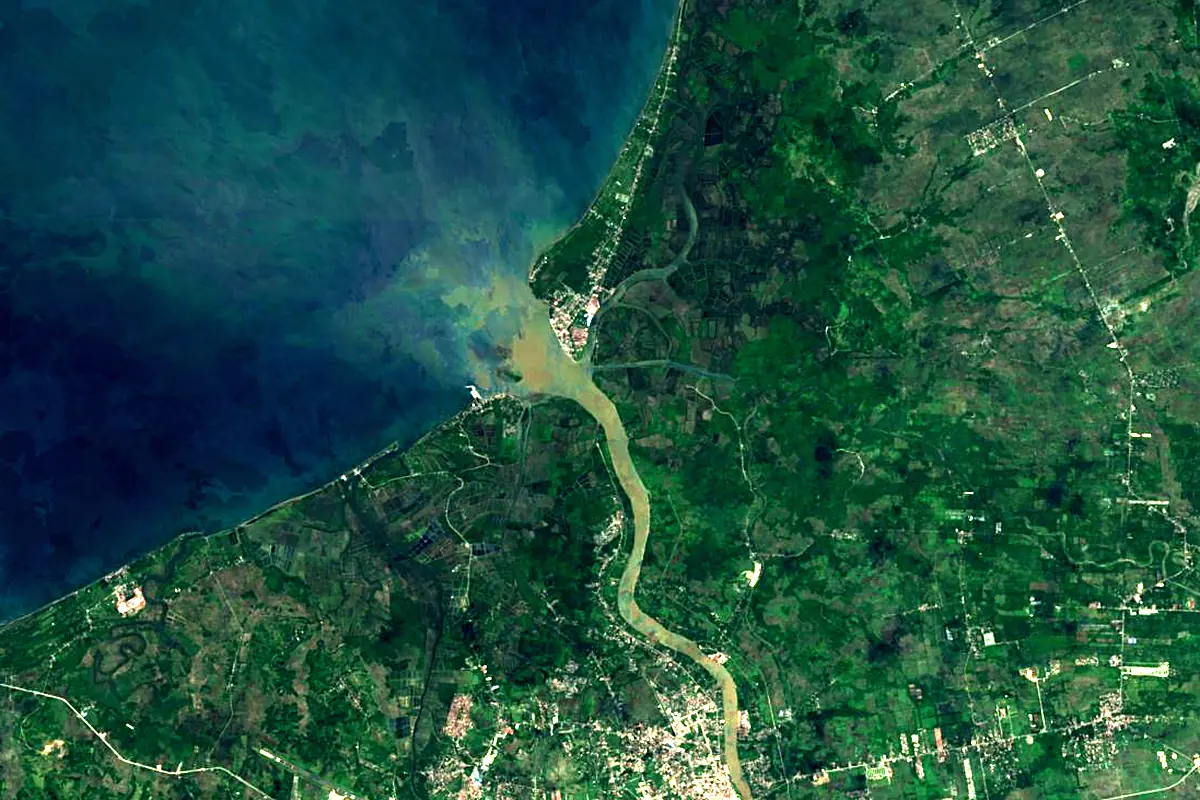 Agusan River: satellite view of the mouth