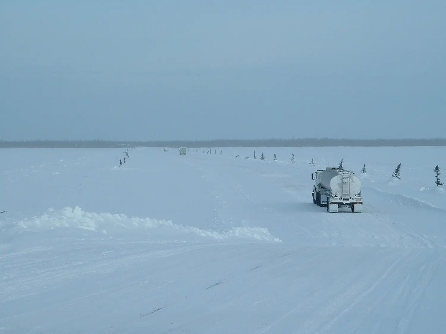 Truckscrossingalbanyriver2004feb20