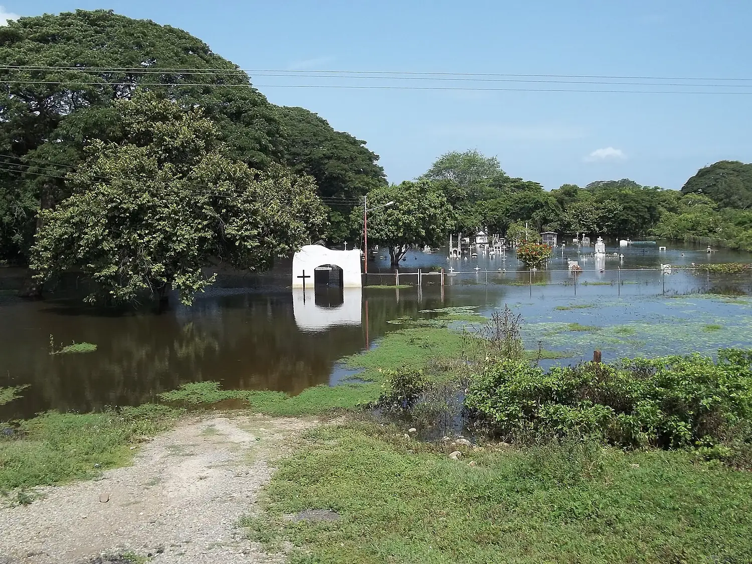 Cementerio hinundado por el rio arauca en el estado apure