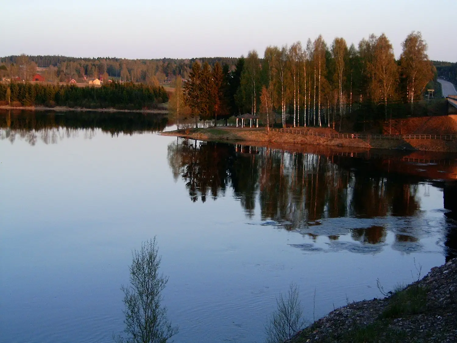 2006maj09 dalalven sedd fran riksvag 70 mellan avesta och hedemora