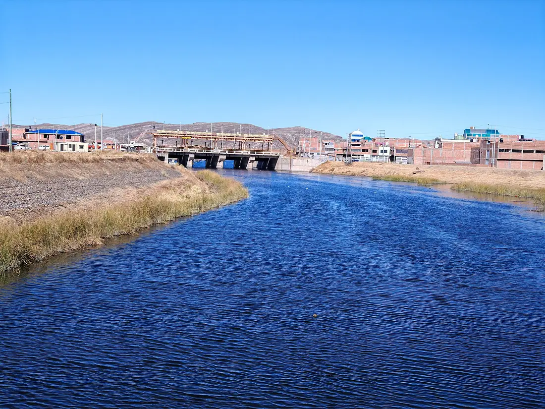 Río Desaguadero en la zona limitrofe entre Perú y Bolivia, margen izquierdo