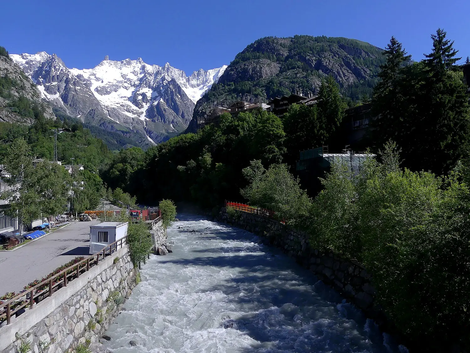 Doire Baltée à Courmayeur en direction de sa source (juin 2024)