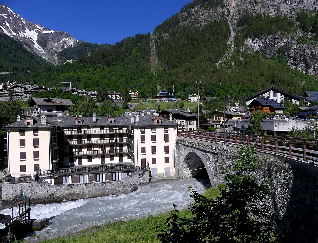 Dolonne et Doire Baltée à Courmayeur au matin (juin 2024)