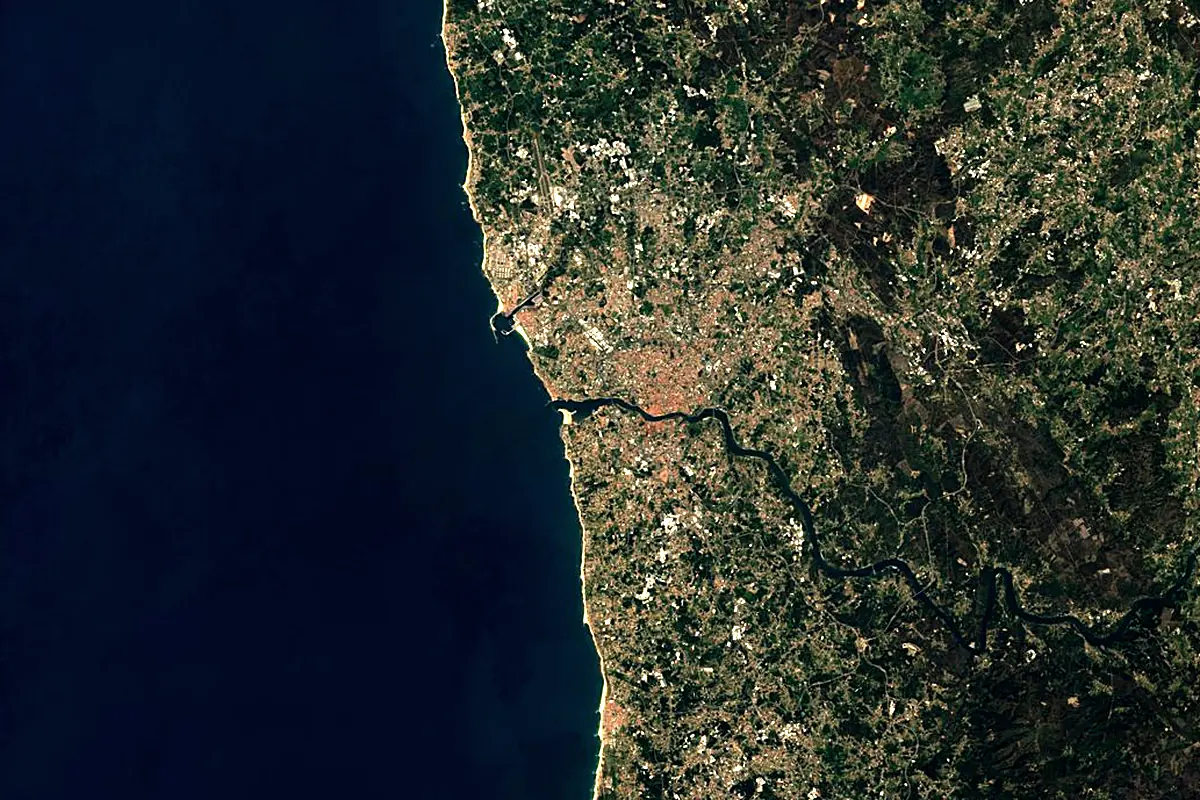 Douro River: satellite view of the mouth
