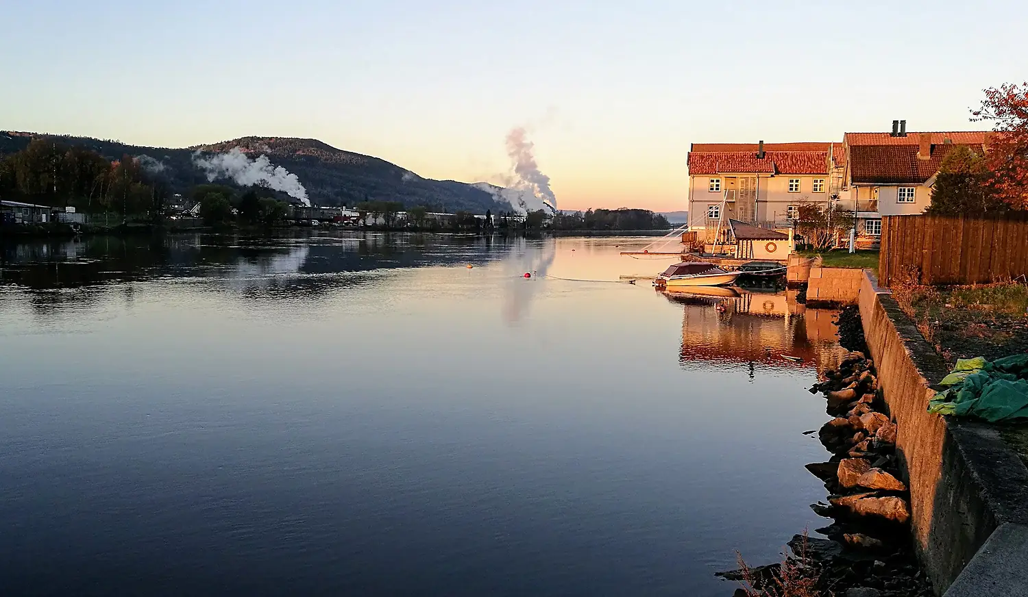 Drammenselva vestover fra Øvre Sund