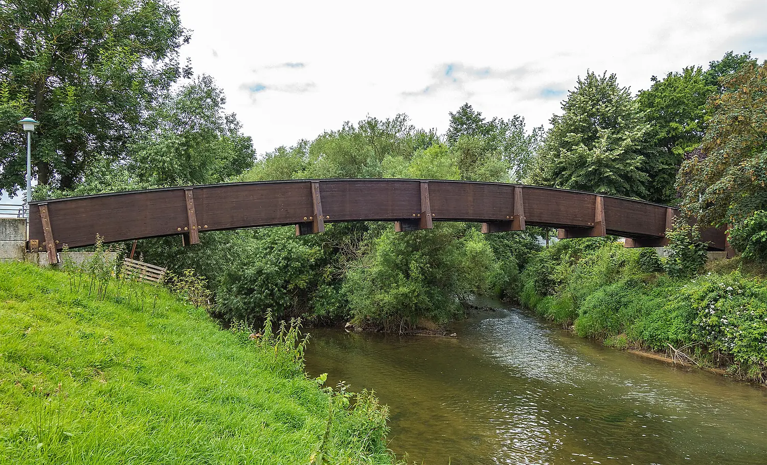Fussgängerbrücke im Park Mersch am Zusammfluss von Alzette und Eisch 01