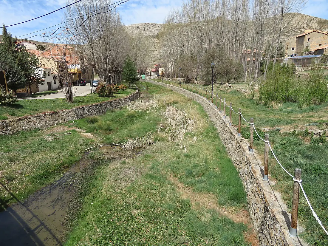 Cauce del río Guadalope a su paso por Villarroya de los Pinares (Teruel, España)