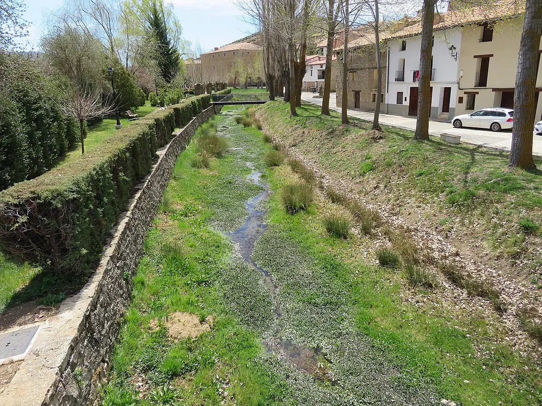 El cauce del río Guadalope a su paso por Villarroya de los Pinares (Teruel, España)