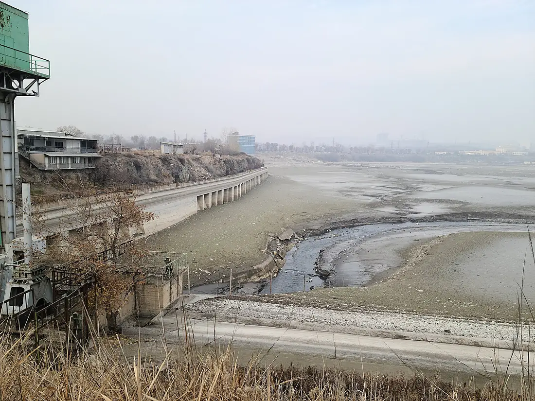 Drained Lake Yerevanyan and River Hrazdan 02