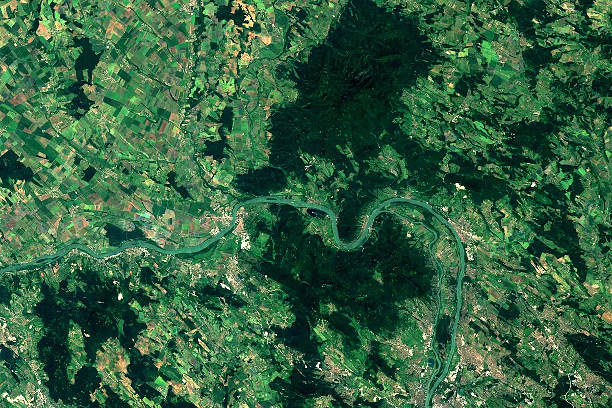 Ipoly: satellite view of the mouth