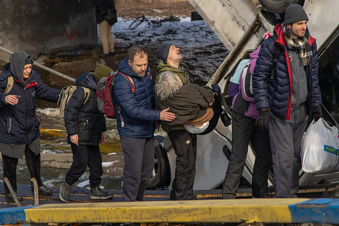 Civilian evacuation across Irpin River 2022-03-08 1