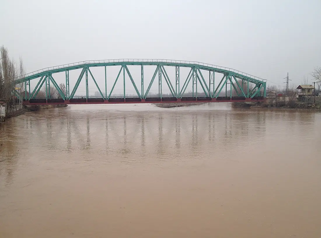 Railway bridge across Kara Darya