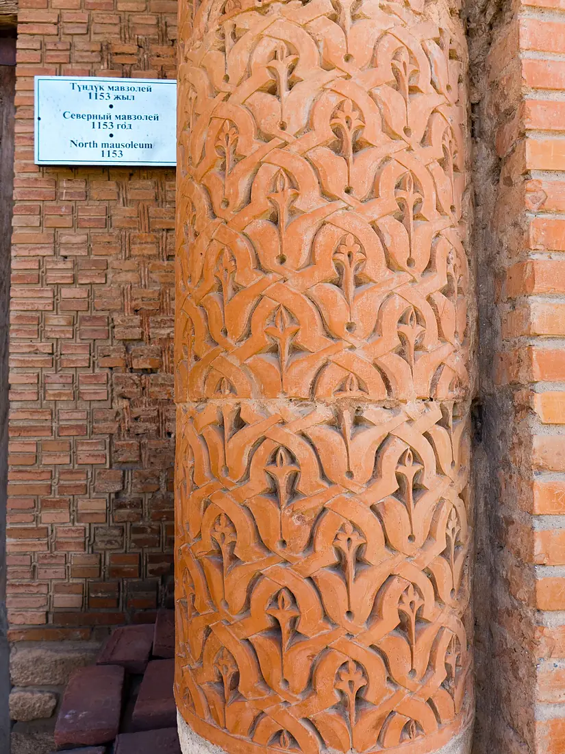 Uzgen-karakhanid-mausoleum-details-1090812