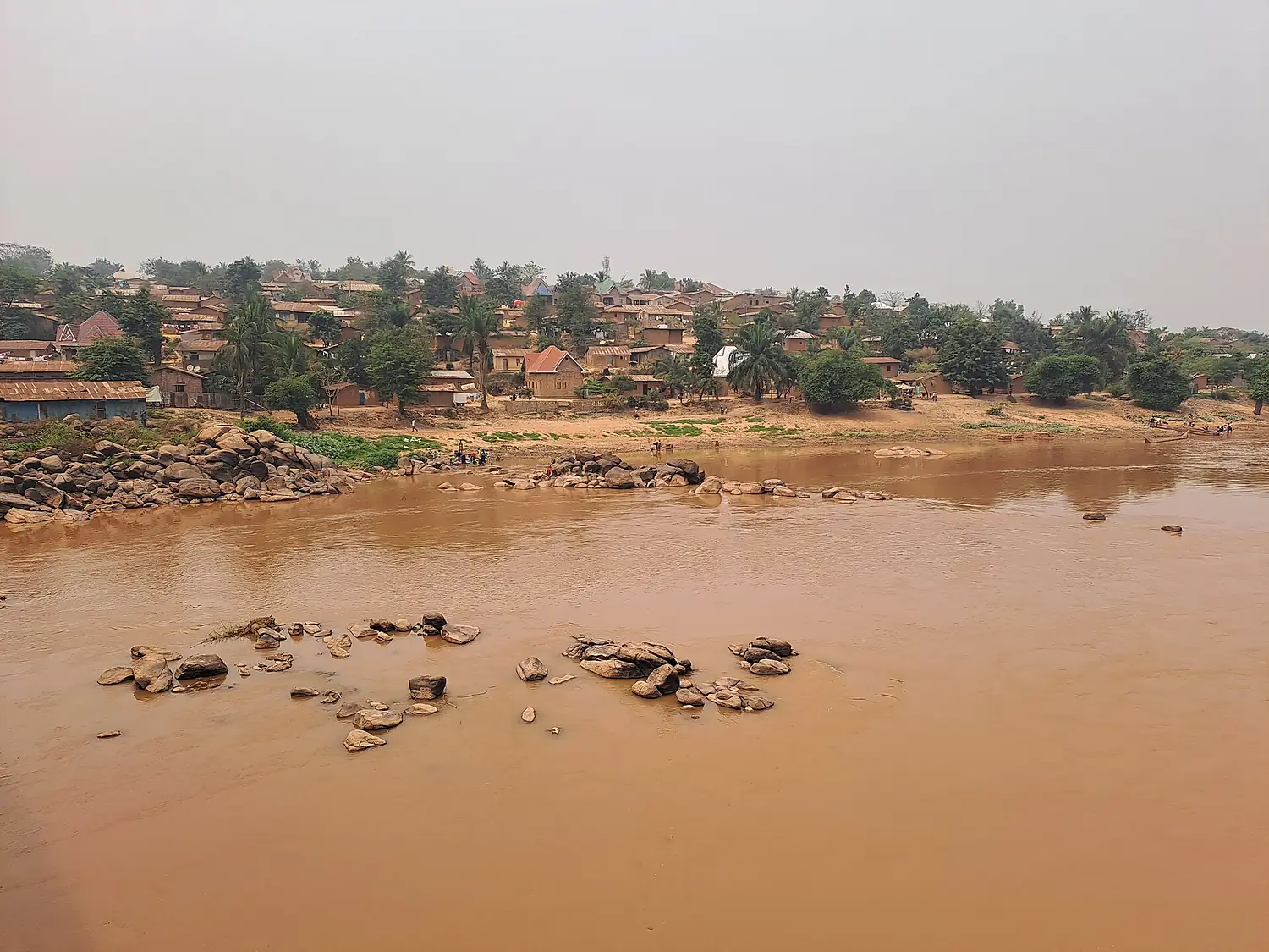 Vue de Mabondo depuis la rivière Kasaï