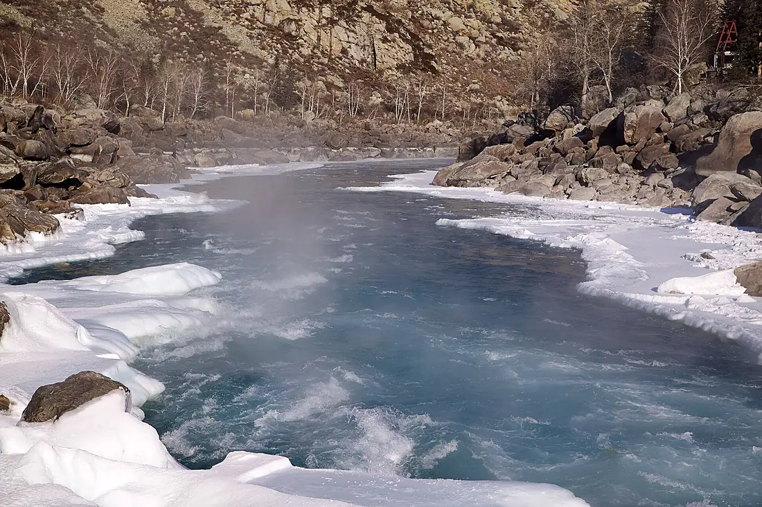 Ilgumen Rapid on Katun River in winter