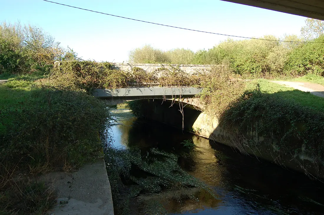 Ponte de Boado sobre o río Limia, nun tramo vello da estrada N-525