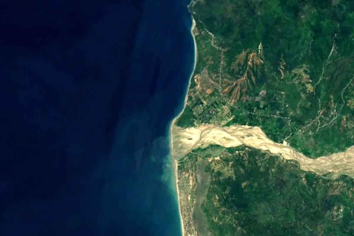 Loes River: satellite view of the mouth