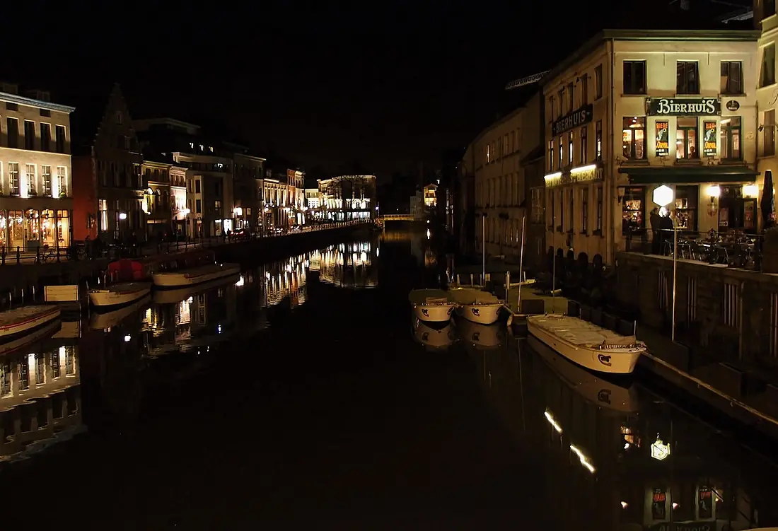 Bootsstege in Gent (Belgien) an der Leie bei Nacht
