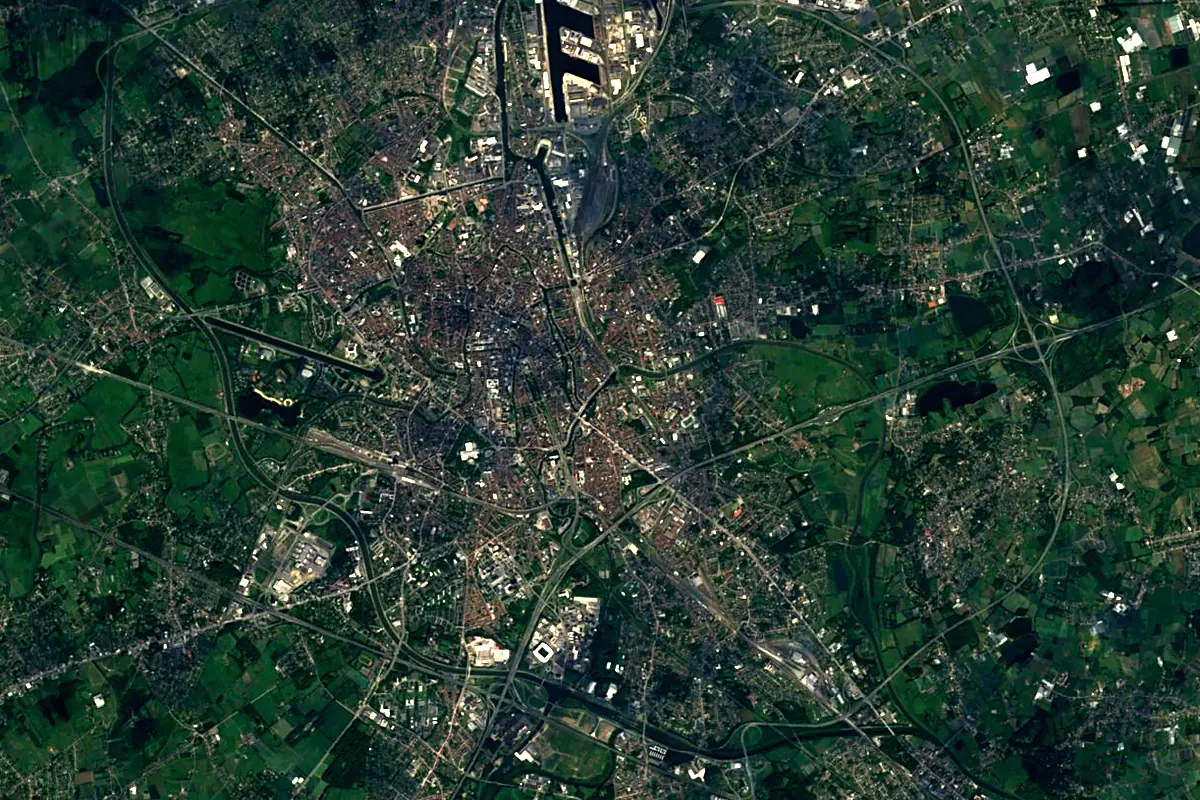 Lys: satellite view of the mouth