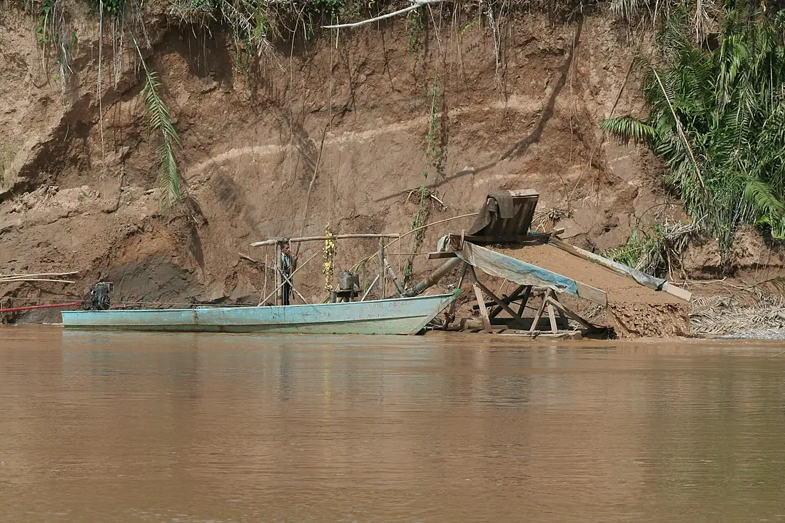 Gold Suction Dredge - Madre de Dios River (8183089237)