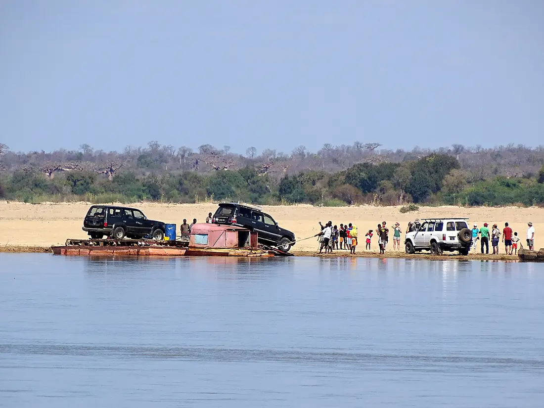 Voitures ayant traversé le fleuve Mangoky à Madagascar