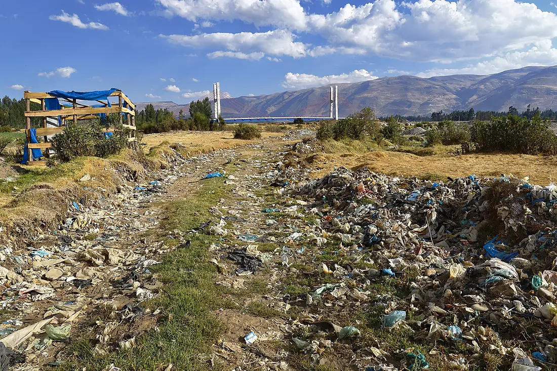 Basura a orillas del río Mantaro