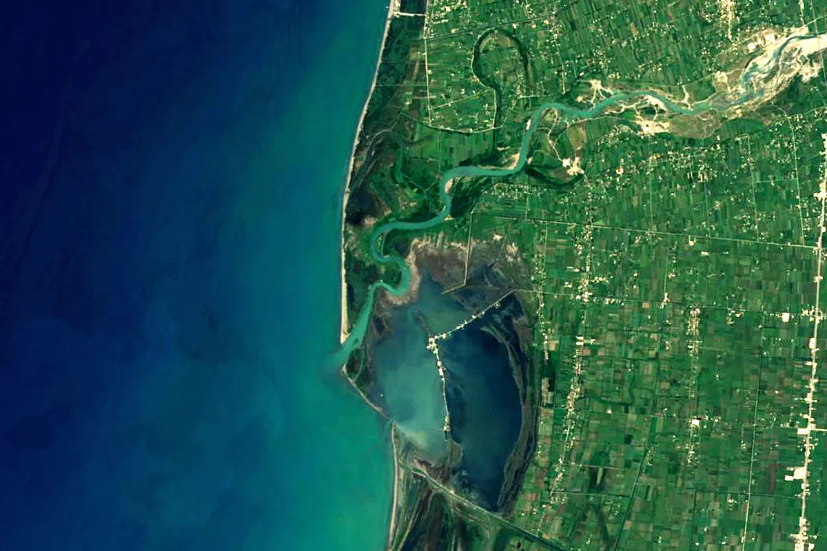 Mat: satellite view of the mouth