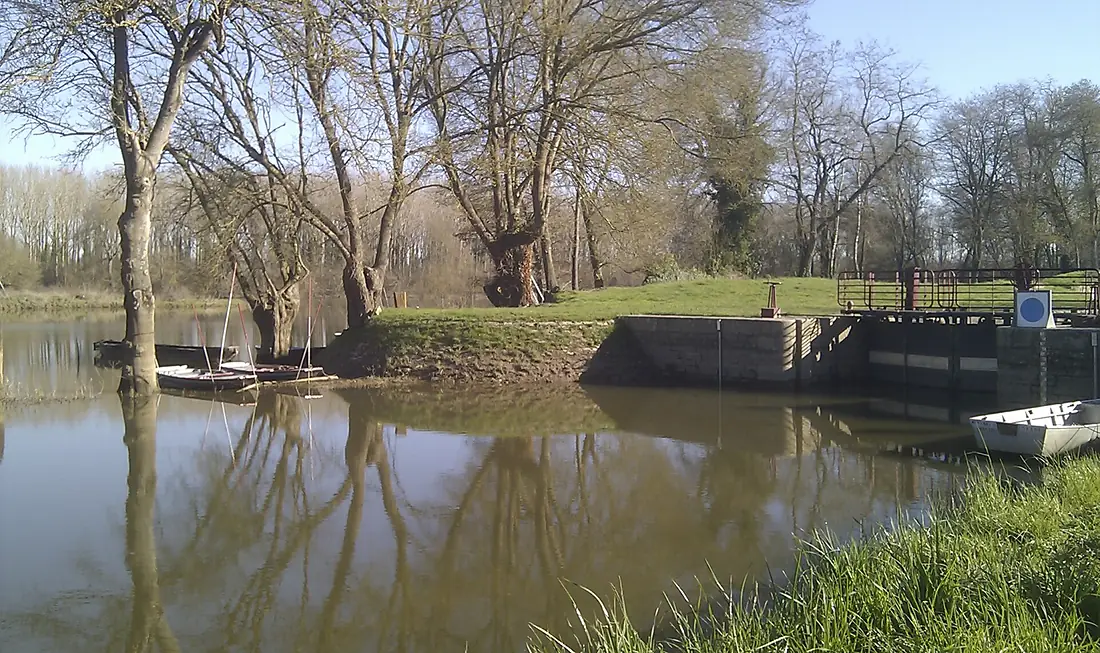 L'écluse de Montreuil-Juigné sur la Mayenne