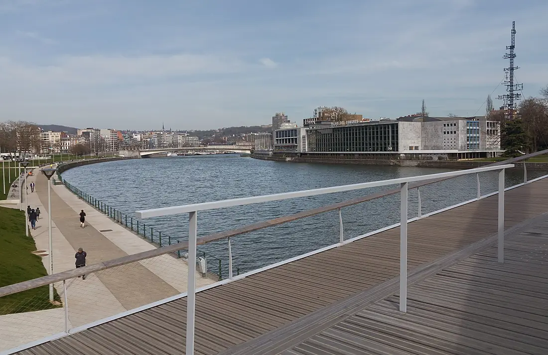 Liège, zicht over de Maas naar Palais des Congrès vanaf de nieuwe brug foto5 2017-03-26 13.29