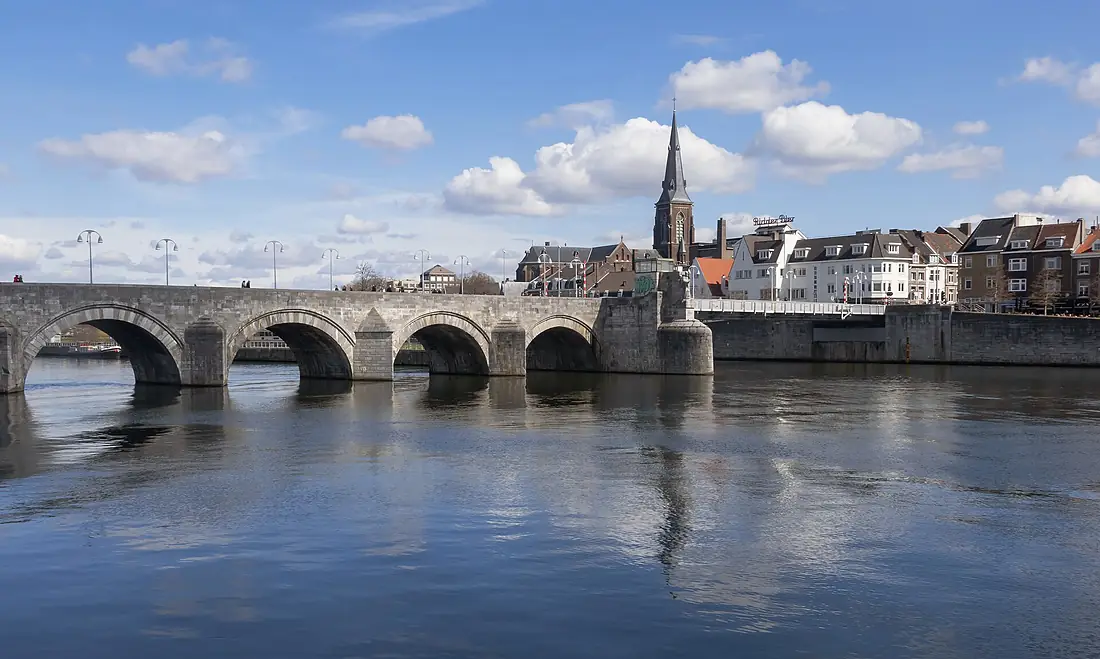 Maastricht, de Servaasbrug RM28026 en de Sint-Martinuskerk RM27823 IMG 0965 2022-04-03 12.44