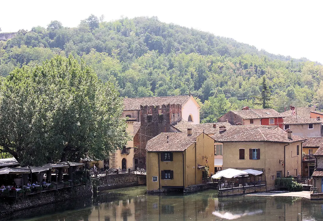 Borghetto (Valeggio sul Mincio), view from the Visconti bridge to the village
