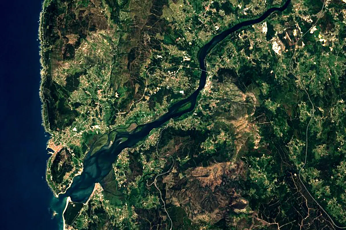 Minho River: satellite view of the mouth
