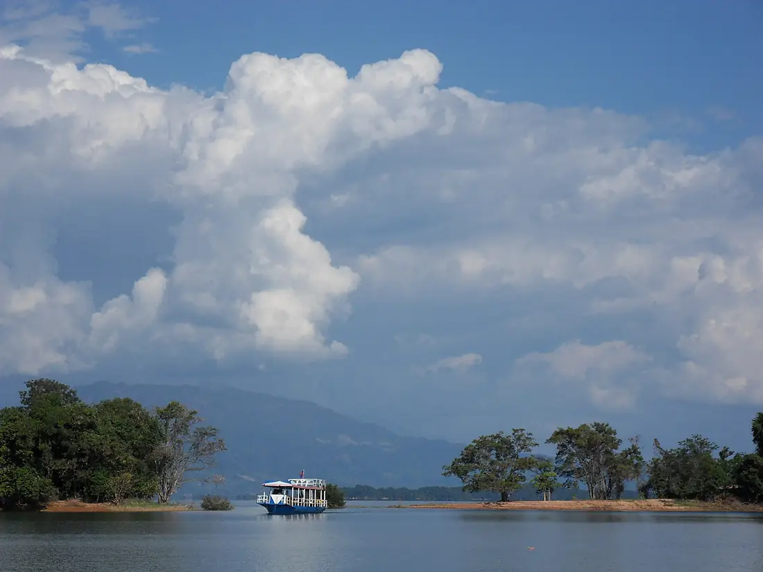 Boat on Nam Ngum Lake-2
