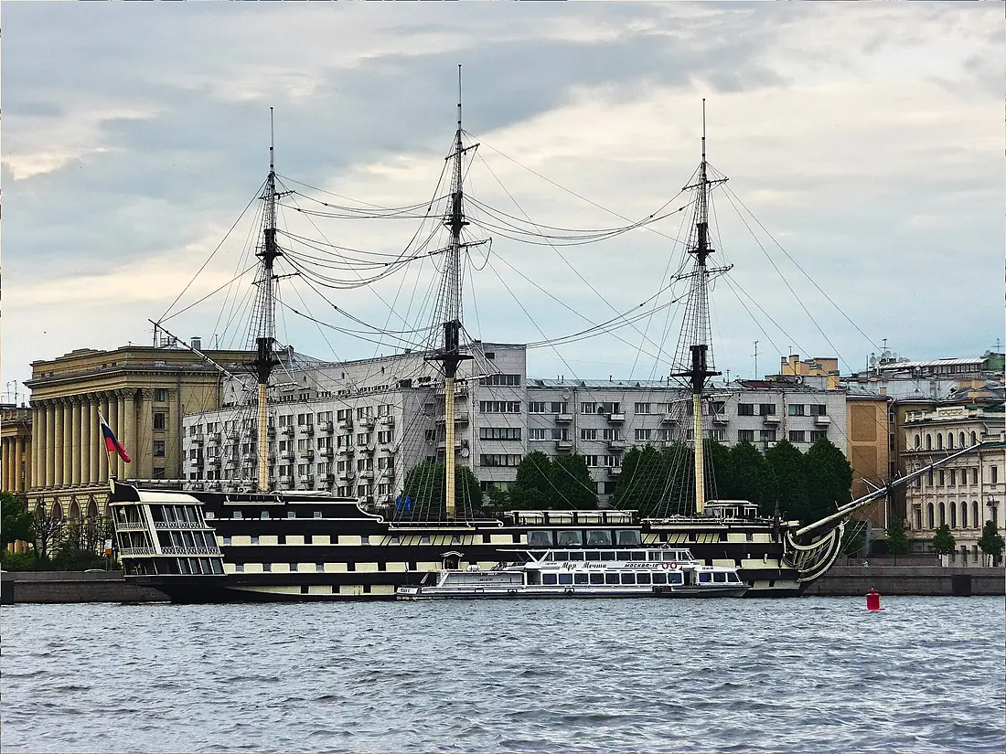 Saint-Petersburg Blagodat (ship) on Neva rivière