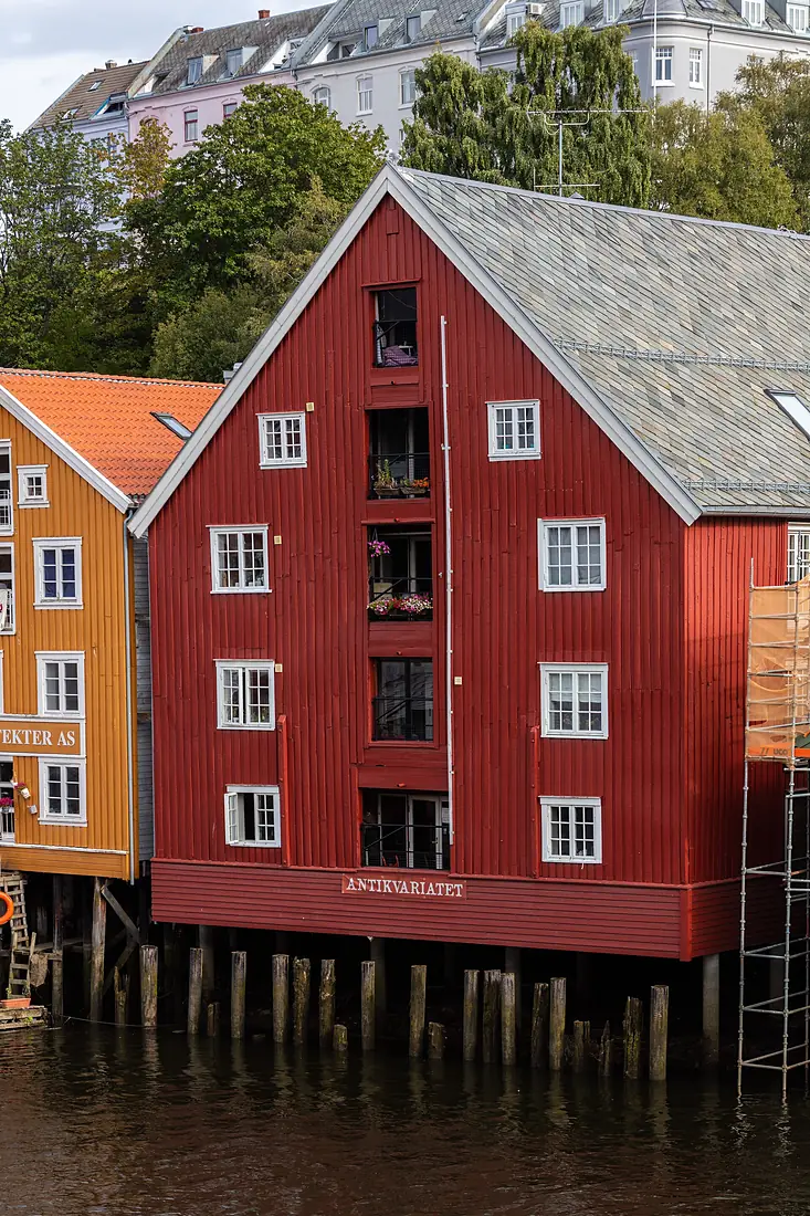 Edificio a lo largo del río Nidelva, Trondheim, Noruega, 2019-09-06, DD 61
