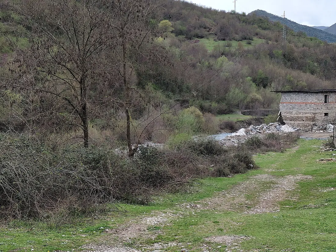 Mbetje guroreje ne afersi te lumit Osum ne Corovode