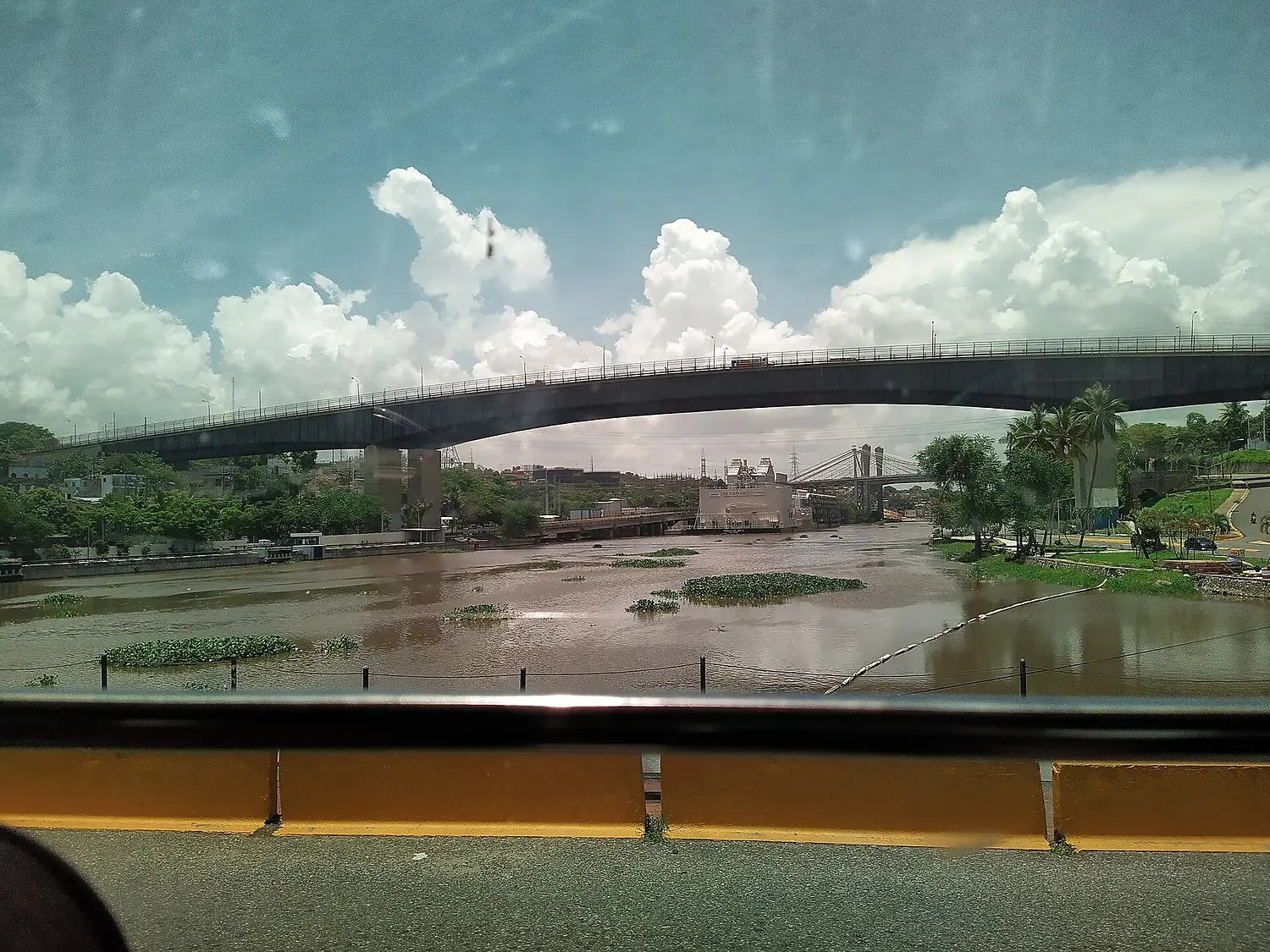 Cruce Rio Ozama por Puente Flotante