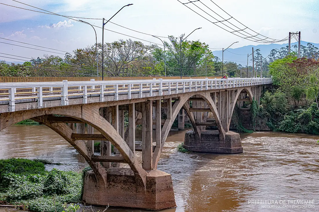Ponte sobre o Rio Paraíba do Sul em Tremembé.