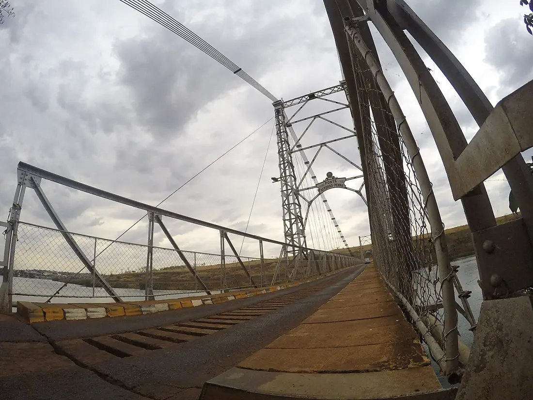 Ponte pensil Affonso Penna, e suas aberturas para ver o rio Paranaíba