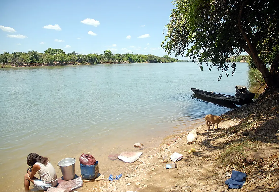 Nazária-Piauí-mulher lava roupa no rio Parnaíba