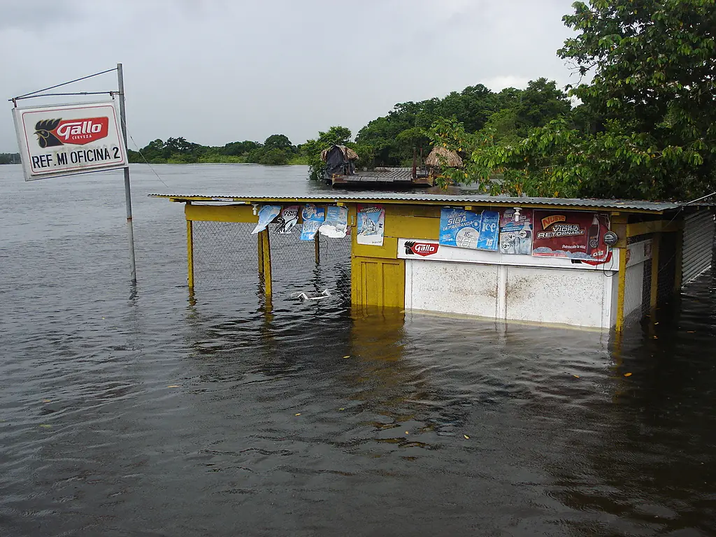 Flooding Rio la Pasion at Sayaxche - Guatemala 8 october 2008-1