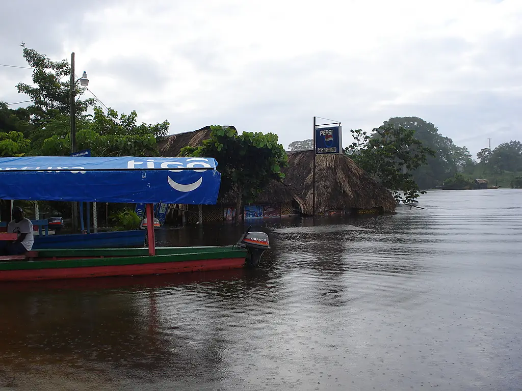 Flooding Rio la Pasion at Sayaxche - Guatemala 8 october 2008-2