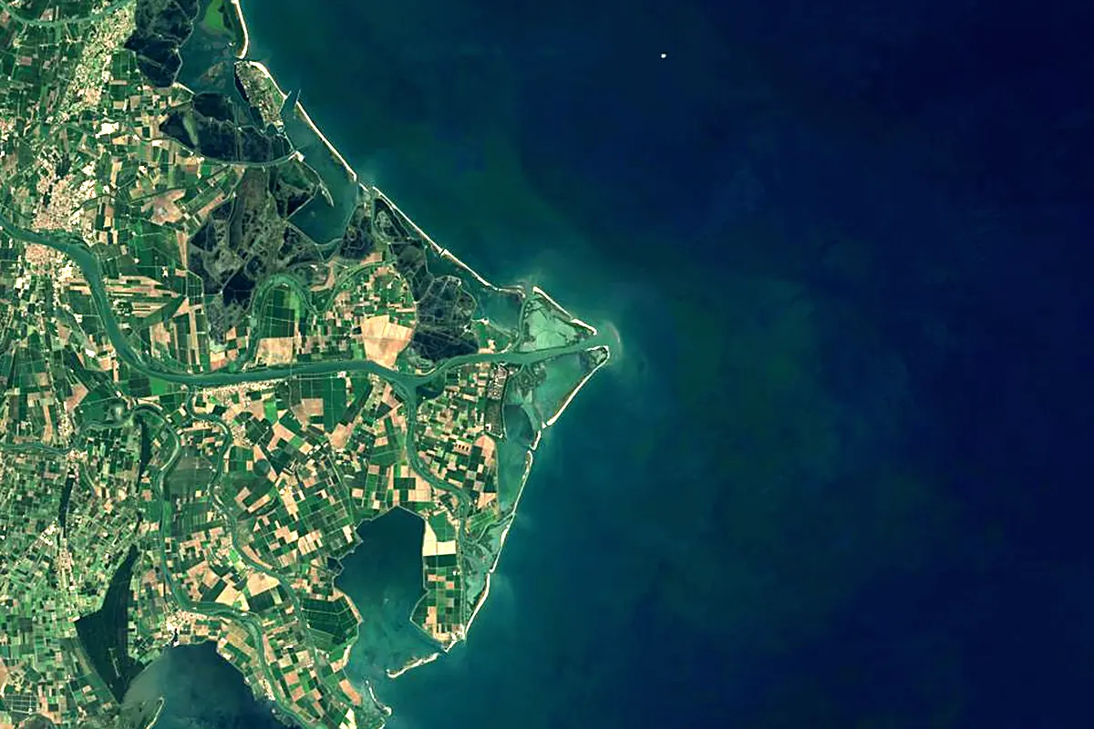 Po: satellite view of the mouth