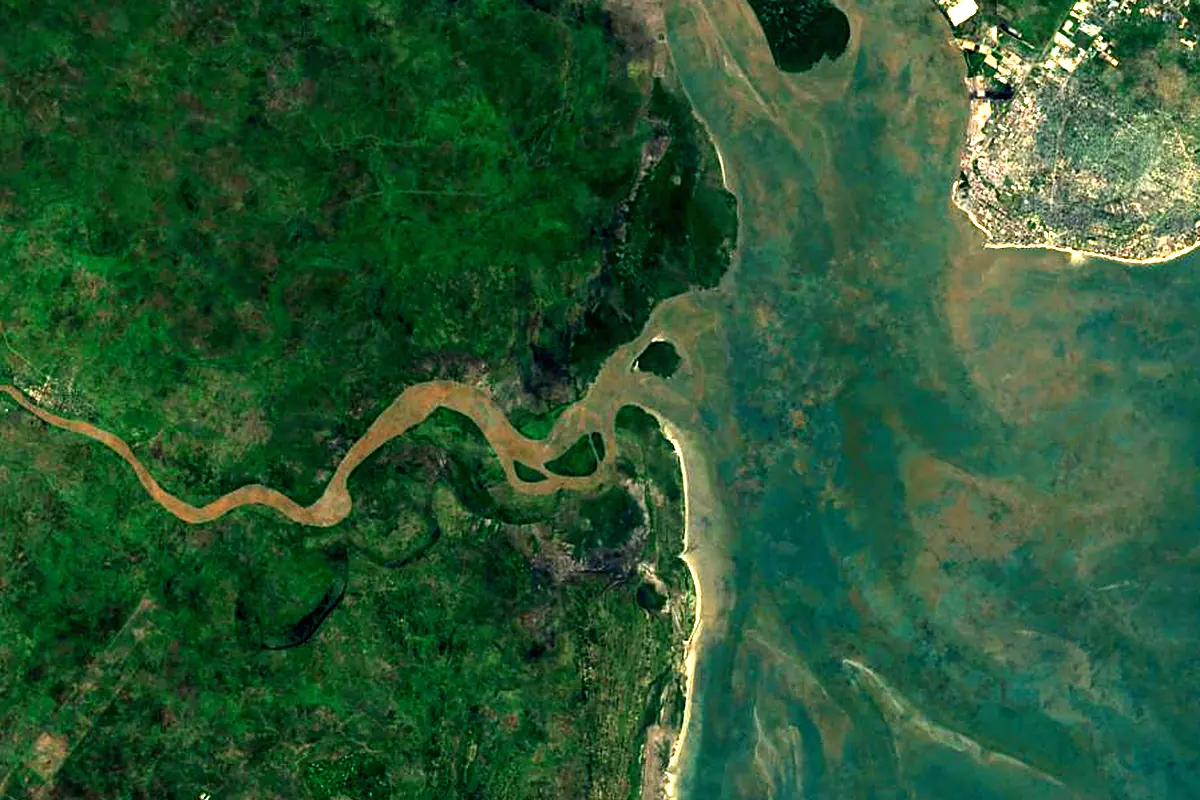 Pungwe River: satellite view of the mouth
