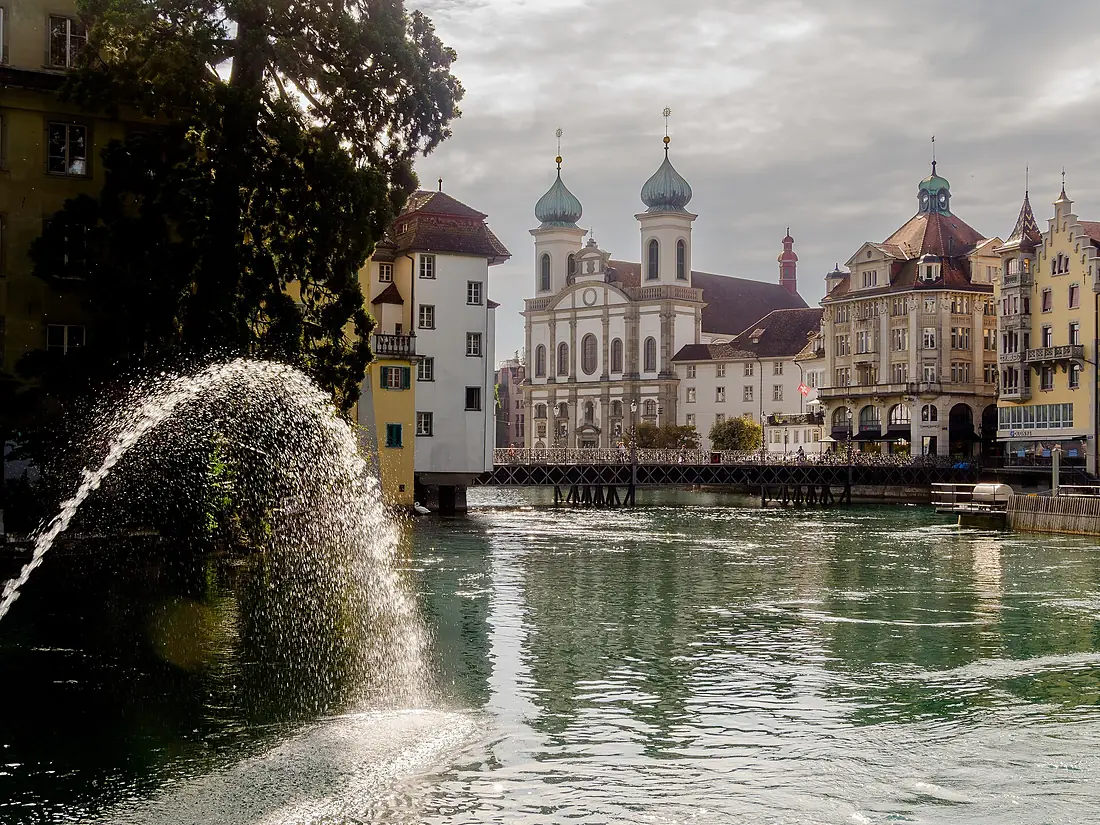 Luzern Reussbrücke Jesuitenkirche-20130902-RM-101035