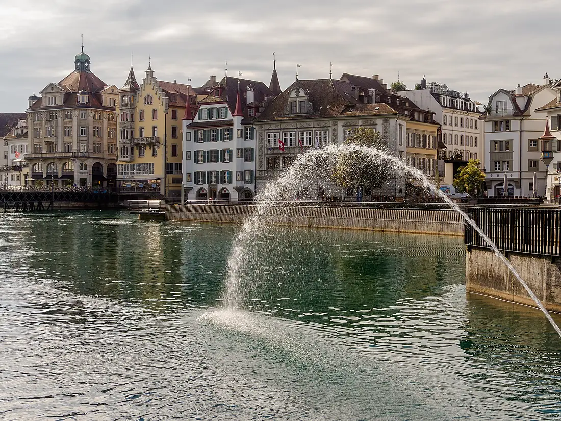 Luzern Reussbrücke Jesuitenkirche-20130902-RM-101225