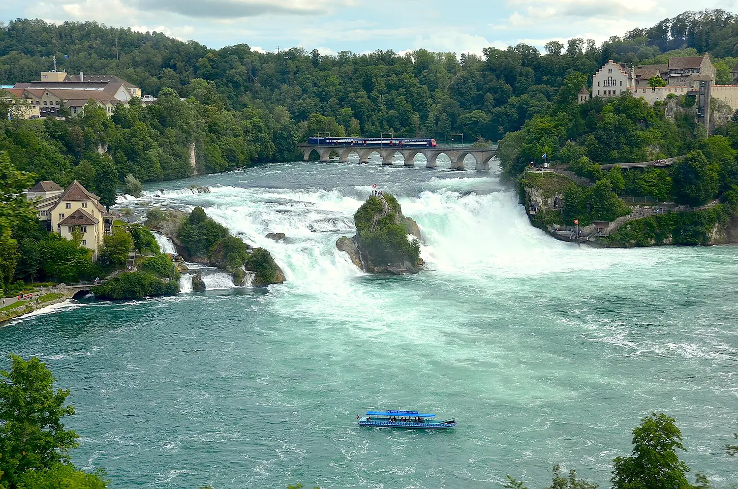 Rheinfall mit Rheinfallbrücke und Schloss Laufen