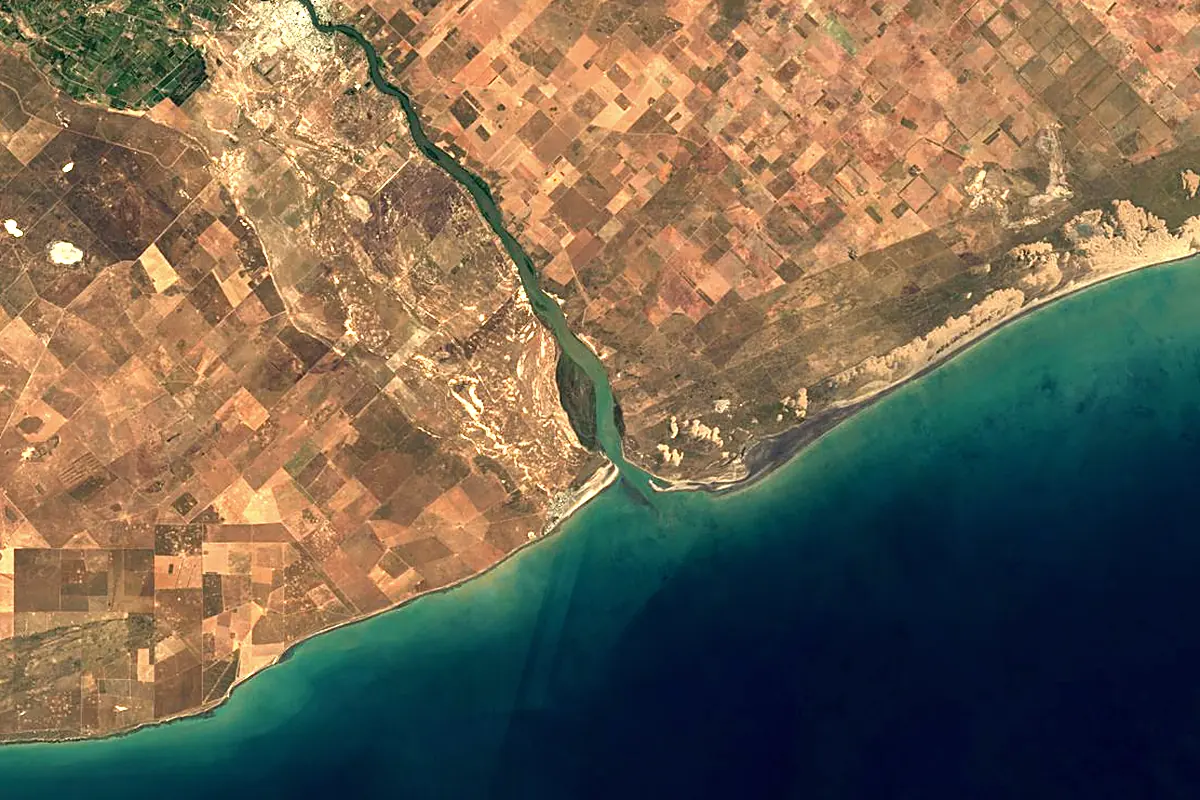 Río Negro: satellite view of the mouth
