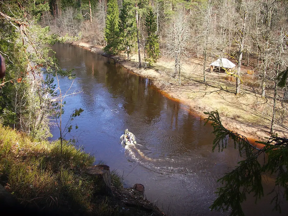 Makšķernieku laiva Salacā no Skaņākalna. Fishermen's boat in Salaca river. View from Skaņaiskalns cliff (The Echo Cliff). April, 2012 - Ivars Indāns - Panoramio